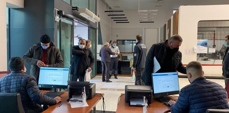 MELİKGAZİ'YE GELEN VATANDAŞIN SAĞLIĞI İÇİN HES KODU ALMAYA YARDIMCI OLUNUYOR