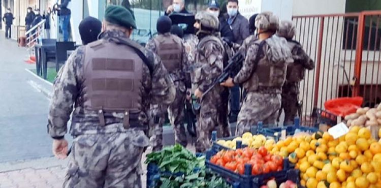 Hakknda yakalama karar olan kii polislere ate at: 1 polis ehit, 1 polis yaral