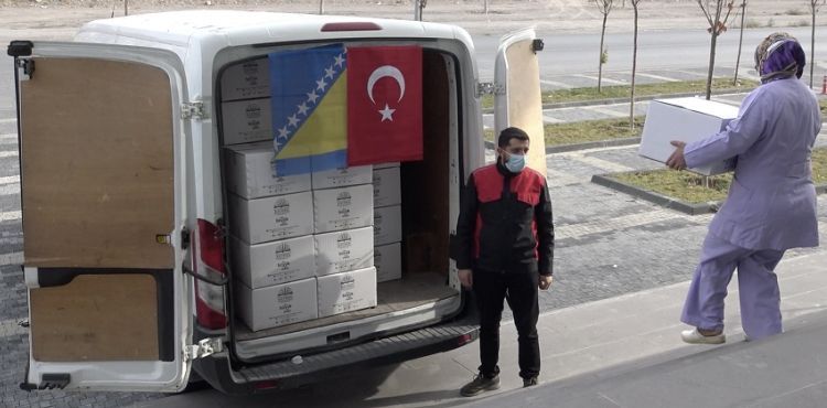 KAYSERİ’DEN KARDEŞ ŞEHİR MOSTAR’A 50 BİN ADET MASKE VE HİJYEN MALZEMESİ