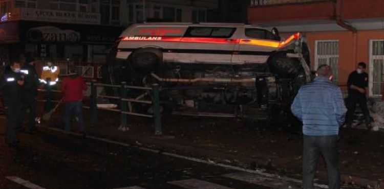 Kayseri’de ambulans ile hafif ticari araç çarpıştı: 8 yaralı