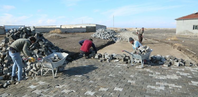 Develi'nin kırsal mahallelerinde parke taş çalışması devam ediyor