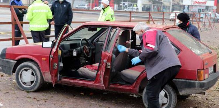 Çaldığı otomobili yakıtı bitince terk etti