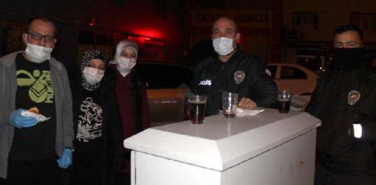 Kayseri'de, eksi 2 derecede görev yapan polislere vatandaştan çay ve poğaça ikramı