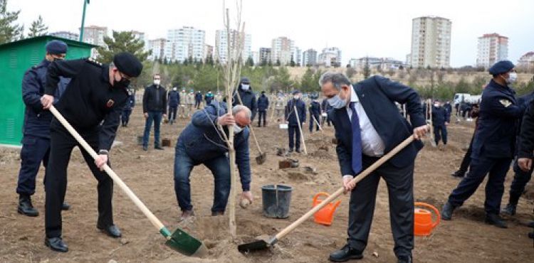 BAŞKAN YALÇIN’DAN JANDARMA FİDANLIĞINA AĞAÇ