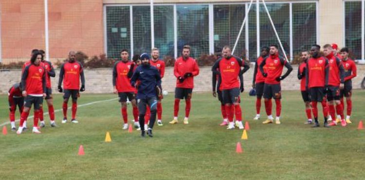 Kayserispor Teknik Direktörü Aybaba: Takımdan ve oynanan oyundan memnunum