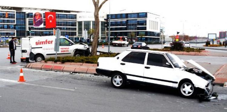 Otomobil ile hafif ticari araç çarpıştı: 5 yaralı