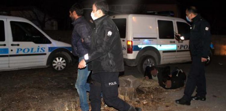 Polisin 'dur' ihtarına uymayan otomobilde uyuşturucu ele geçirildi: 4 gözaltı