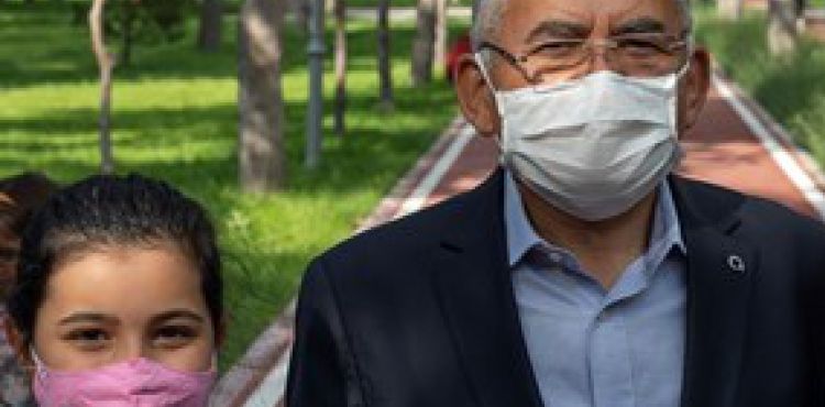 Kız ve erkek çocuklarına göre değişik renk ve tasarımlarda 30 bini aşkın maske dağıtıldı