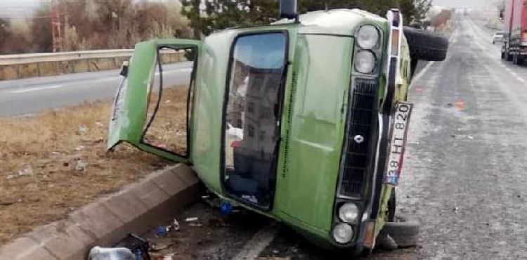 Kayseri'de TIR, otomobile çarptı: 4 yaralı