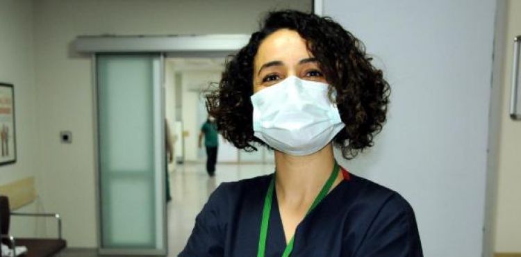 Eşi ve 2 çocuğuyla koronavirüsü yenen hemşire: Maske, insanların hayatını kurtarıyor