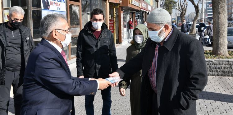 BÜYÜKŞEHİR, YILIN SON GÜNÜNDE 15 BİN ADET MASKE DAĞITTI