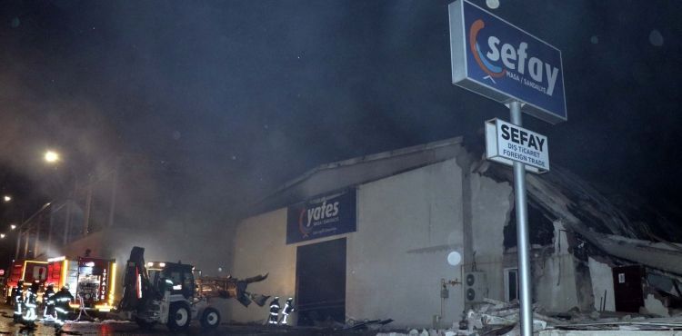 Kayseri'de masa ve sandalye üretimi yapılan fabrikada yangın