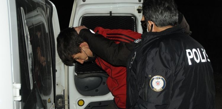 Uyuşturucu satıcıları saklandıkları duvar dibinde yakalandı