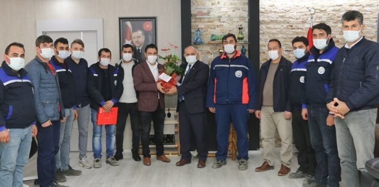 BELEDİYE İŞÇİLERİNDEN BAŞKAN ÖZTÜRK’E TEŞEKKÜR