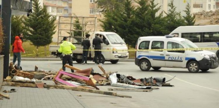 Kayseri'de fırtına çatıları uçurdu