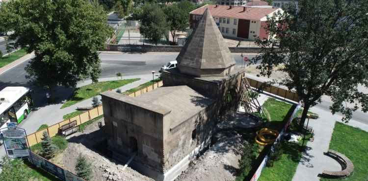 DÖRTAYAK TÜRBESİ ASLINA UYGUN RESTORE EDİLDİ