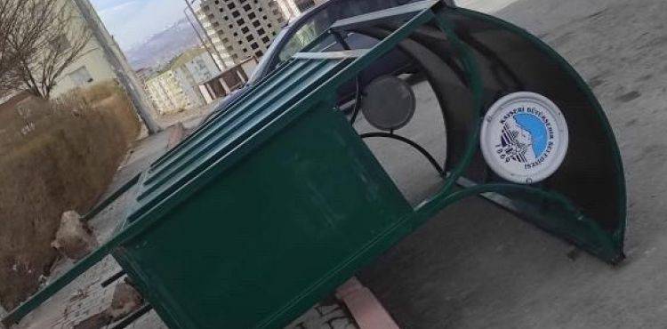 Kayseri'de fırtına, otobüs duraklarını devirdi, çatıları uçurdu