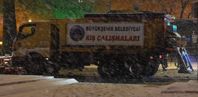 BÜYÜKŞEHİR, KAPANAN 104 MAHALLE YOLUNU ULAŞIMA AÇTI