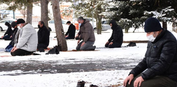 Sivas'ta, kar üzerinde cuma namazı
