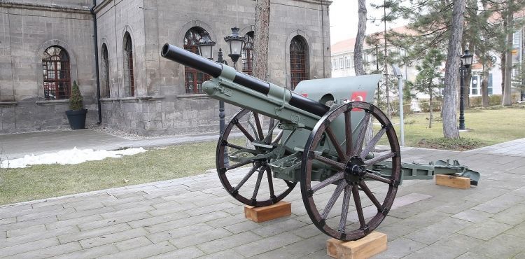 77 YILLIK SAHRA TOPU MÜZEDE YERİNİ ALDI