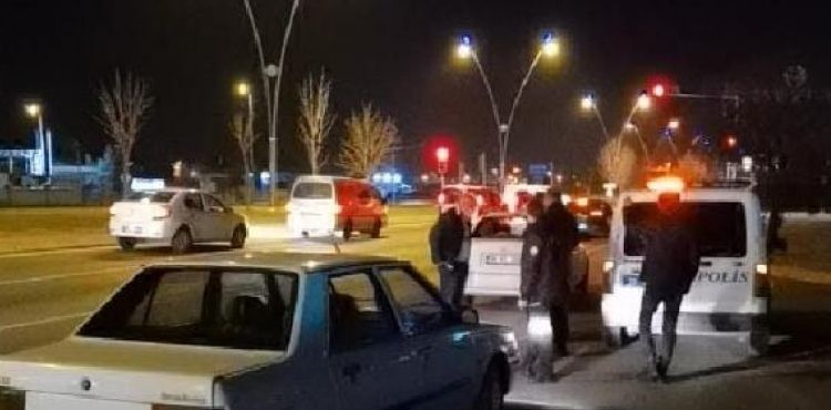 İki otomobil hırsızı çaldıkları araçla yakalandı