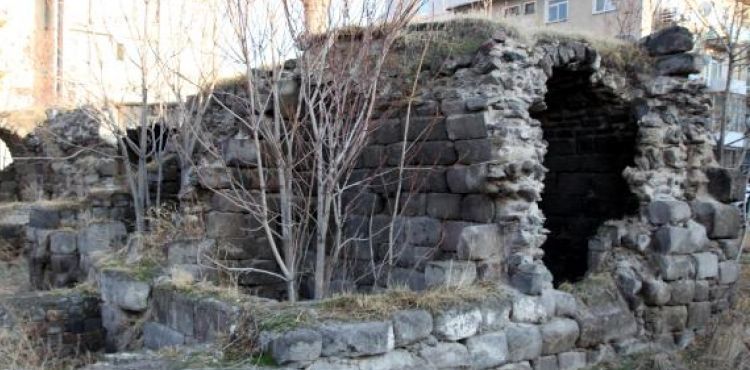 Kayseri'de tarihi medrese harabeye döndü