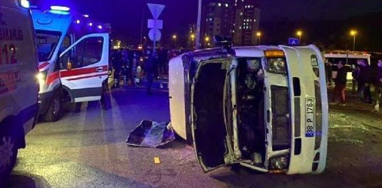 Otomobil ile işçileri taşıyan minibüsü çarpıştı: 7 yaralı