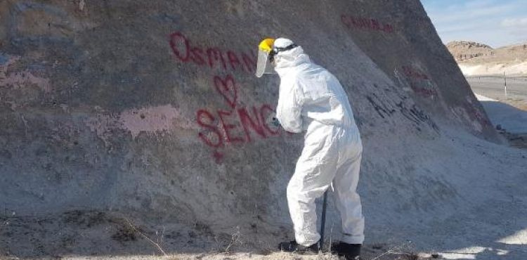 Sprey boya ile tahrip edilen peribacaları temizleniyor