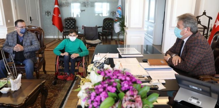 MELİKGAZİ ENGELLİ GENCE TEKERLEKLİ SANDALYE HEDİYE ETTİ