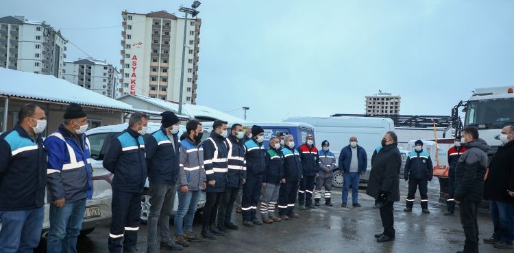 BAŞKAN YALÇIN’DAN KIŞ ÇALIŞMASI EKİPLERİNE MORAL ZİYARETİ