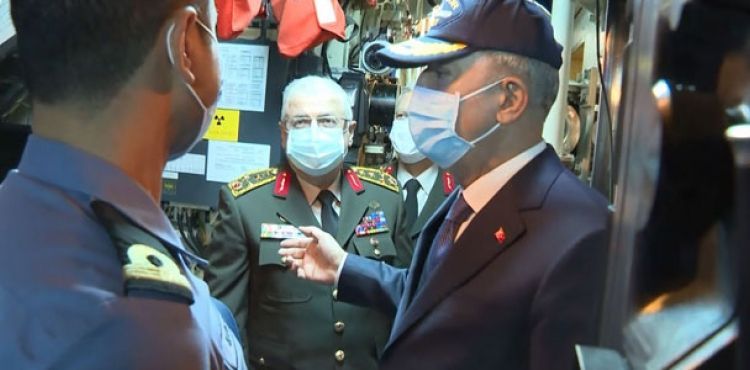 Bakan Akar'dan TCG Gür denizaltısına ziyaret