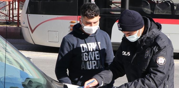 Kayseri’de sokağa çıkma kısıtlamasını ihlal eden 4 gence 12 bin 600 TL ceza