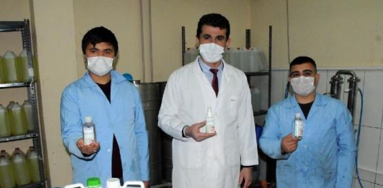 Kayseri'de kimya öğretmeni, bitkisel dezenfektan üretti