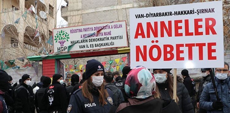 Vanlı annelerin eyleminde 2'nci hafta; HDP'liler tef ve zılgıt ile sesleri bastırmaya çalıştı