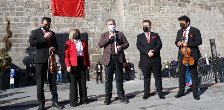 MELİKGAZİ’DE 100. YIL ANISINA İSTİKLAL RUHU TARİHİ KALE’DEN YANKILANDI