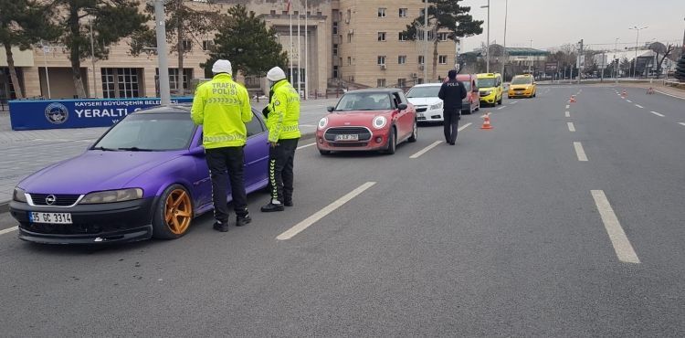 Kayseri polisinden 40 noktada kstlama kontrol