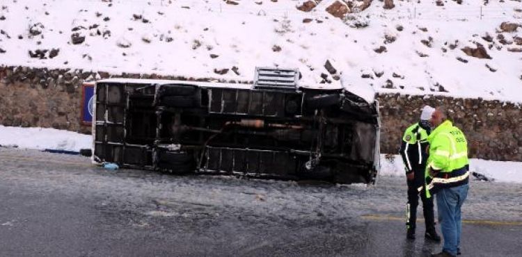 Kayseri'de Endonezyalı turistleri taşıyan midibüs devrildi: 3'ü ağır 25 yaralı