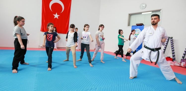 SPORCU FABRİKASI HIZ KESMİYOR