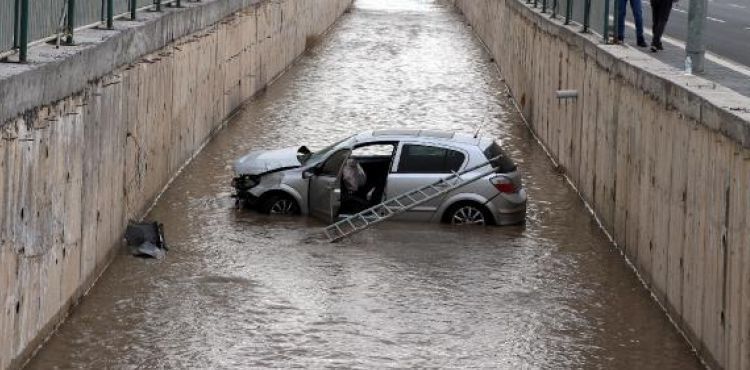 Kayseri'de sulama kanalna den otomobilin srcs yaraland