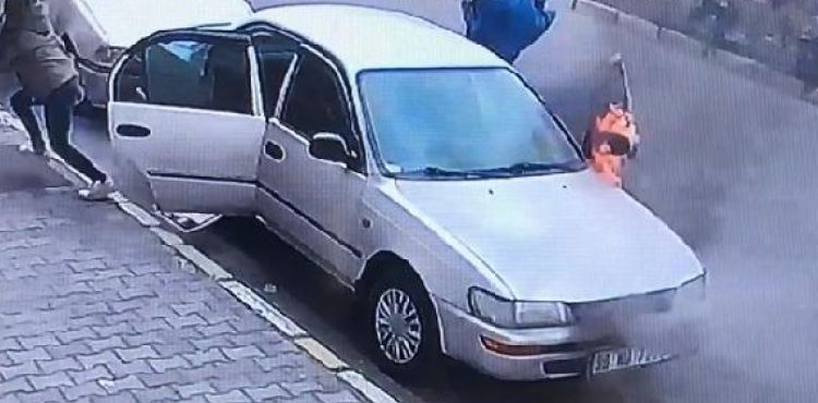 Park halindeki otomobil alev aldı, 2 kişi sona anda kurtuldu