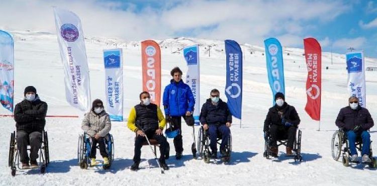 Erciyes'te engelliler kayak yaptı
