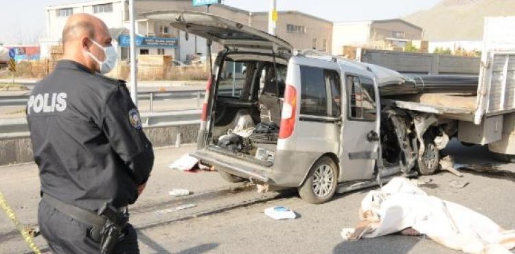 Kayseri'de, demir yüklü kamyonete çarpan hafif ticari araçtaki 2 kişi öldü