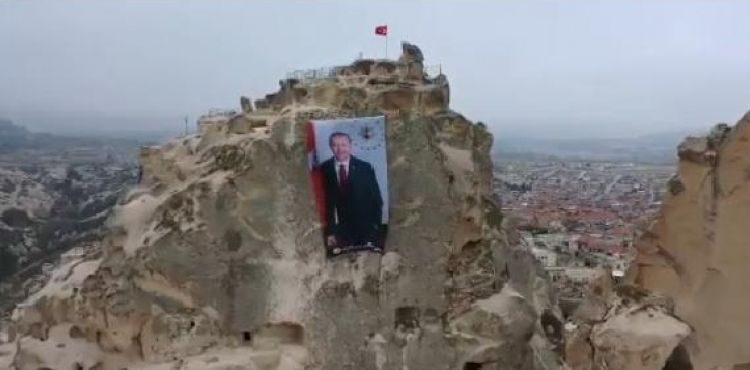 Uçhisar Kalesine Cumhurbaşkanı Erdoğan'ın fotoğrafı asıldı