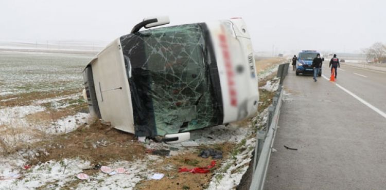Kırşehir'de yolcu otobüsü devrildi: 13 yaralı