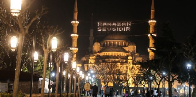 İstanbul camilerinde Ramazan'ın habercisi mahyalar yakıldı