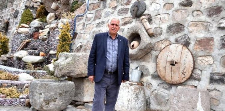 Topladığı eski taşlarla evinin bahçesini müzeye çevirdi