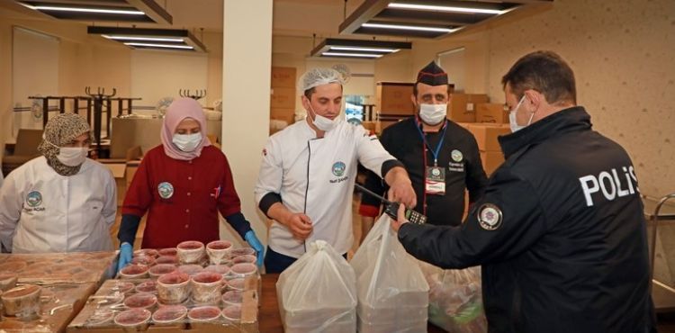 GÖREV BAŞINDAKİ POLİSLERİN İFTAR YEMEĞİ TALAS BELEDİYESİ’NDEN