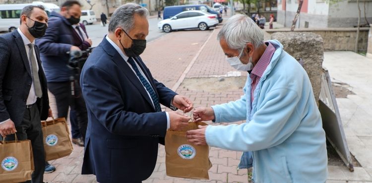 BAŞKAN YALÇIN’DAN TATLI İKRAMI