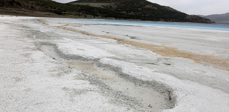 Suyu 30 metre çekilen Salda Gölü’nün çamur çukurları kapanıyor