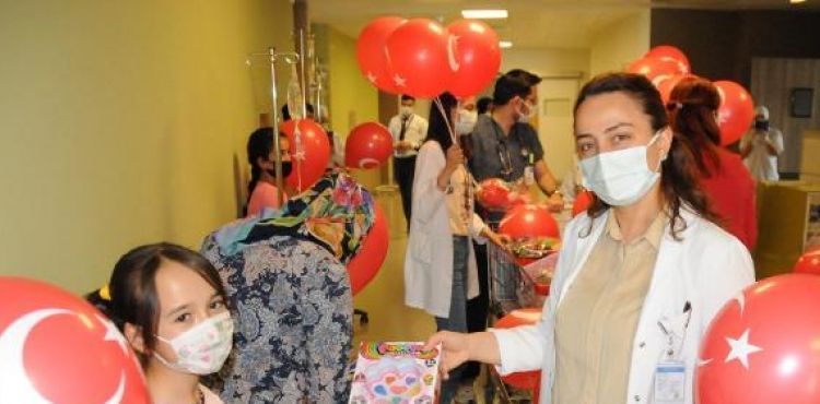Hastanede tedavi gören çocuklara '23 Nisan' morali